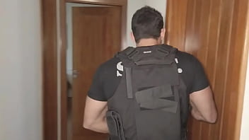 Fui fazer uma opera&ccedil_&atilde_o da SWAT na casa de um bandido, adrenalina virou tes&atilde_o e acabei comendo meu colega de farda.