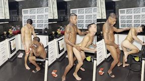 negao fode seu amigo branquinho na cozinha