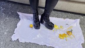 Aplastando frutas con mis tacones