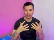 El hijo de 20años de mi mejor amigo me hace sexo oral en los baños del centro comercial! Relato
