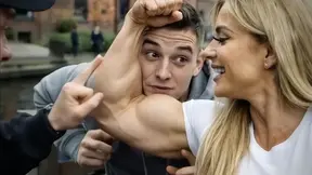 AI Muscle Girls Like to Party