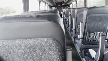 Se la chup&eacute_ en el bus