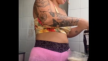 Mostrando minha buceta inchada na live
