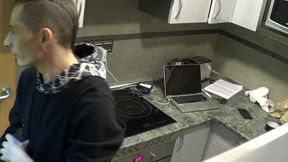 un daddy le baise dans la cuisine en cachette