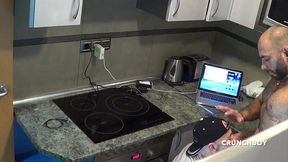 un daddy le baise dans la cuisine en cachette