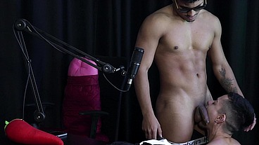 Botou o safado pra mamar no pau duro e deixou a morena toda excitada, que foi lá fazer um boquete e recebeu uma chupada na buceta - Teteu Santos (WATCH ON: SHEER/RED)