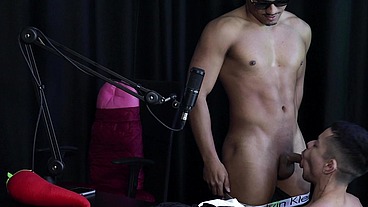 Botou o safado pra mamar no pau duro e deixou a morena toda excitada, que foi lá fazer um boquete e recebeu uma chupada na buceta - Teteu Santos (WATCH ON: SHEER/RED)
