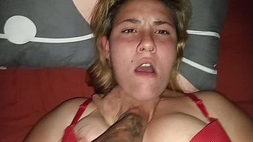 abro a mi eposa de piernas y me la follo mira su carita de placer