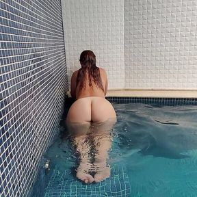 Pawg Wife big ass swimming and moaning yummy while masturbating! Sophie HelenAss