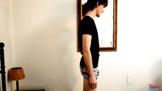 Góc nhìn nóng bỏng với các chàng trai tuổi teen: thủ dâm, tự sướng, quan hệ bằng miệng với dương vật to chưa cắt bao quy đầu, kết thúc bằng quan hệ hậu môn sâu và xuất tinh lên mặt.