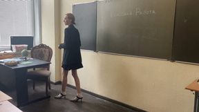 A teacher in high-heeled shoes and socks was teaching a lesson when she suddenly hit her foot hard, but she continued to teach the lesson (re-realize)