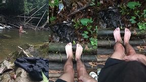 desnudo en el rio, me masturbo y me orino en los pies