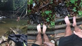 desnudo en el rio, me masturbo y me orino en los pies