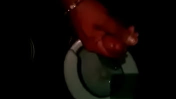 Hetero Masturbandose en el ba&ntilde_o