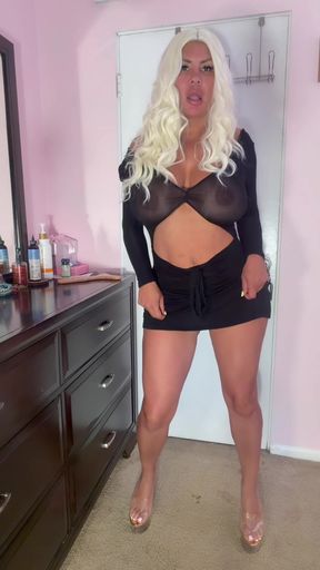 Curvy milf shows off her big ass in a revealing scene