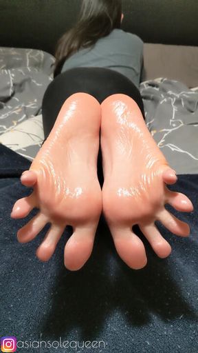 Oily Soles Toespreads, Scrunches and Toe Wiggling