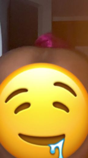 Amateur onlyfan shows off her juicy ass on cam