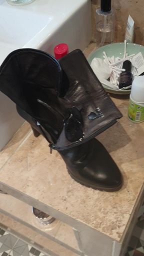 Injected into the foot-warm boots