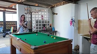 ela perdeu na patida de sinuca e teve que me dar