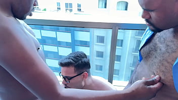 Fodendo na escada fomos flagrados pelo seguran&ccedil_as