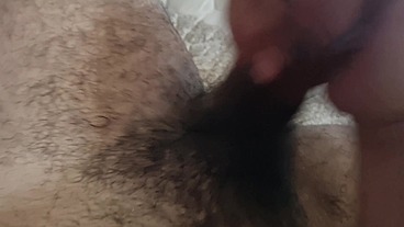 Chupando o pau grosso do vizinho e logo o leite se fez derramado.