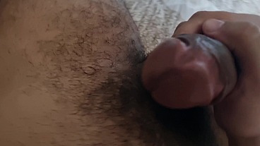 Chupando o pau grosso do vizinho e logo o leite se fez derramado.