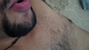 Chupando o pau grosso do vizinho e logo o leite se fez derramado.