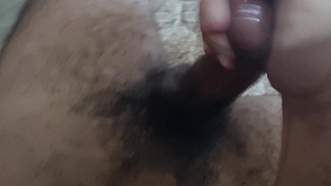 Chupando o pau grosso do vizinho e logo o leite se fez derramado.