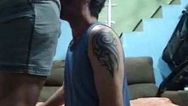 O parudinho tava com tanto tensão que nao conseguiu nem tirar a roupa para meter.