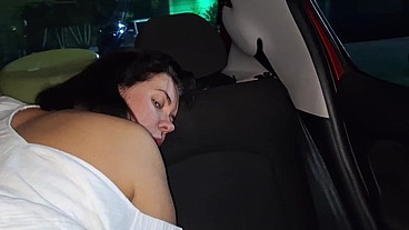 Deixei o Uber foder minha buceta na rua e tomei leitinho
