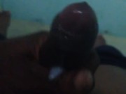 Me masturbo en cama de mis suegros