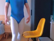 バレエスーツを着た男が自慰行為と射精