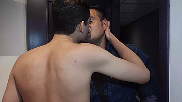 YURI GAÚCHO - MARIDO DOTADÃO FODENDO O RABO DO PUTINHO - URSO BRASILEIRO DOTADO MACETANDO O MARIDO - LEITANDO A BOQUINHA DO PUTINHO