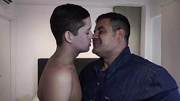 YURI GAÚCHO - MARIDO DOTADÃO FODENDO O RABO DO PUTINHO - URSO BRASILEIRO DOTADO MACETANDO O MARIDO - LEITANDO A BOQUINHA DO PUTINHO