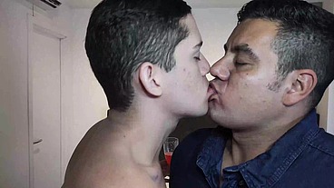 YURI GAÚCHO - MARIDO DOTADÃO FODENDO O RABO DO PUTINHO - URSO BRASILEIRO DOTADO MACETANDO O MARIDO - LEITANDO A BOQUINHA DO PUTINHO