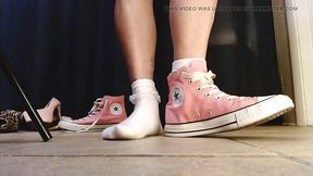 Amateur GF gives a sloppy oral while wearing white ruffled socks and