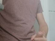 pijon dotado pajeandose en el baño
