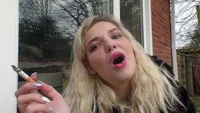 Dolly Smoking