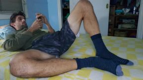 Muscly fellow with humungous soles jacking off in couch