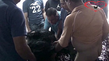 Ami esposa golosita le encanta estar rodeada de pollas grandes (GANG BANG)
