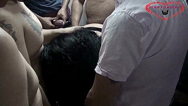 Ami esposa golosita le encanta estar rodeada de pollas grandes (GANG BANG)