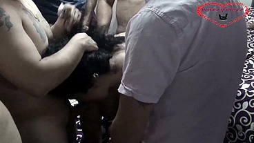 Ami esposa golosita le encanta estar rodeada de pollas grandes (GANG BANG)