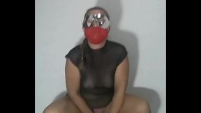 Dan&ccedil_ando de vestidinho transparente preto e calcinha rosa fazendo striptease