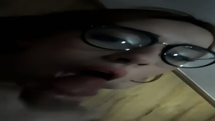 Jolie salope avec des lunettes prend une ejaculation faciale rapide