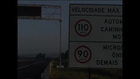 fazendo sexo com um caminhoneiro e mostrando a buceta na rodovia
