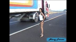 fazendo sexo com um caminhoneiro e mostrando a buceta na rodovia