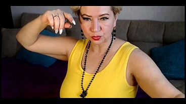 MY SWEET WIFE IS A WEBCAM SLUT-2 .!. A dildo in the pussy of a mature beauty and a perky playful wagging of her ass... (full version)
