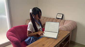 Mi peque&ntilde_a hermanastra me pide ayuda con sus tareas y yo, a cambio de ayudarla, me le com&iacute_a su gran culo por primera vez.