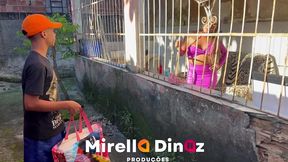 vendedor de empada gostou da morena e decidiu aceitar outras formas de pagamento