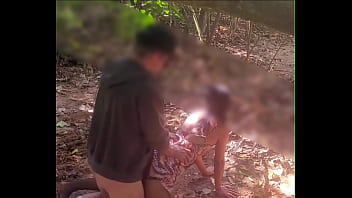 Esposa novinha dando para desconhecido na trilha de 4